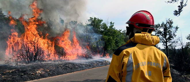 Les pompiers affrontent plusieurs incendies qui se sont declares ces derniers jours en France.
