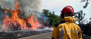 Les pompiers affrontent plusieurs incendies qui se sont déclarés ces derniers jours en France.
