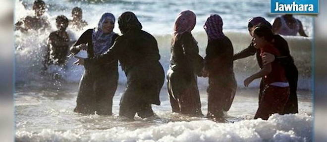 Tous les mardis matin, l'Eden plage d'Alger est reservee aux femmes.
