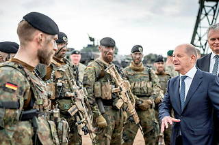  Le chancelier Olaf Scholz (SPD) rend visite aux soldats allemands déployés en Lituanie dans le cadre du groupement tactique multinational de l’Otan, avec le président lituanien Gitanas Nauseda, le 7 juin.  ©MICHAEL KAPPELER