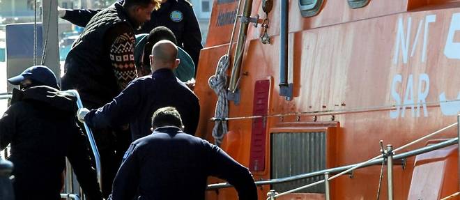 Naufrage d'un bateau de migrants en Grece: 29 rescapes, entre 30 et 50 disparus (nouvelles estimations)