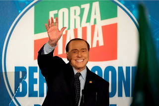 10 ans après son éviction, Silvio Berlusconi pourrait faire son retour au Parlement italien à l'issue des élections législatives de septembre prochain. 

