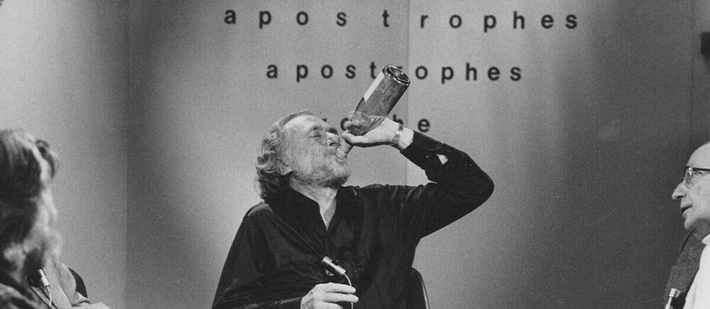 Charles Bukowski, ivre, sur le plateau d'Apostrophes le 29 septembre 1978.
