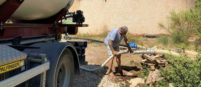 Tous les jours, Daniel, 77 ans, fait des allers-retours en camion-citerne pour remplir le reservoir d'eau potable dont la source s'est tarie.
