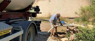 Tous les jours, Daniel, 77 ans, fait des allers-retours en camion-citerne pour remplir le réservoir d'eau potable dont la source s'est tarie.

