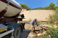 Tous les jours, Daniel, 77 ans, fait des allers-retours en camion-citerne pour remplir le réservoir d'eau potable dont la source s'est tarie.
