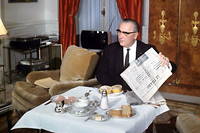 Georges Pompidou au petit déjeuner, dans l'appartement privé de l'Élysée, en décembre 1969.
