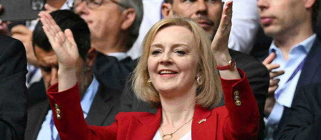 Liz Truss, ministre des Affaires etrangeres britannique et candidate a la successsion de Boris Johnson a la tete des conservateurs, lors d'une rencontre de l'Euro feminin de football entre l'Angleterre et l'Allemagne au stade de Wembley, le 31 juillet 2022.

