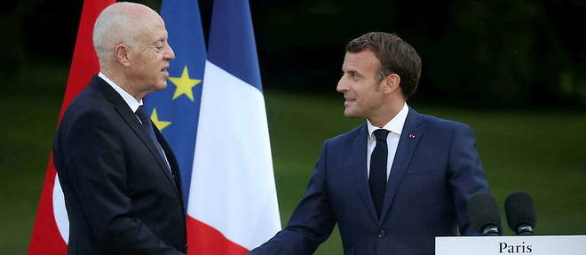 Le president francais a considere que le referendum constitutionnel etait une << etape importante >> et a appele a << un dialogue inclusif >>. 
