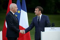 Le président français a considéré que le référendum constitutionnel était une « étape importante » et a appelé à « un dialogue inclusif ». 
