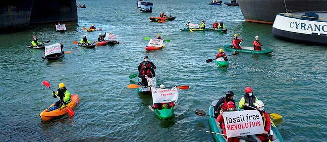  Le 4 octobre 2021, des activistes de l’ONG bloquent la raffinerie de pétrole de Shell dans le port de Rotterdam, aux Pays-Bas.  ©Peter Dejong/AP/SIPA