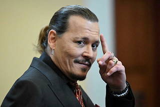 Des pièces descellées du procès opposant Johnny Depp à Amber Heard ternissent l'image de l'acteur.
