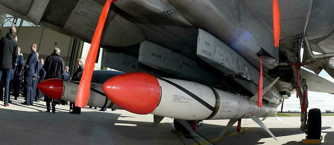 Deux missiles de type AGM-88 HARM sur un avion Tornado.  
