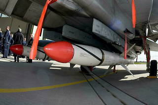 Deux missiles de type AGM-88 HARM sur un avion Tornado.  
