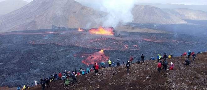 En Islande, le spectacle grandiose du volcan attire des foules de randonneurs