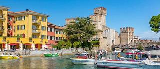 Depuis des années, les amoureux du monde entier viennent se promener à Sirmione, en Lombardie, dans le nord de l'Italie.
