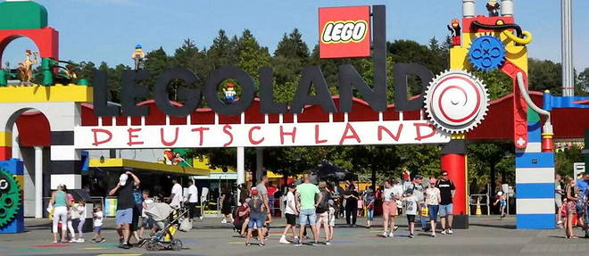Des visiteurs a l'entree du parc d'attraction Legoland, juste avant l'accident, le 11 aout 2022. 