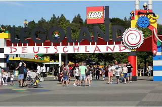 Des visiteurs à l'entrée du parc d'attraction Legoland, juste avant l'accident, le 11 août 2022.
