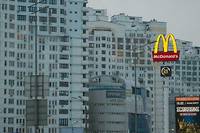 Un logo McDonald's dans une zone résidentielle de Kiev.
