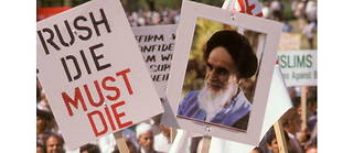 À Londres, le 27 mai 1989, une manifestation contre Salman Rushdie rassemble près de 20 000 personnes dans la cité de Westminster, à proximité du Parlement britannique. La fatwa a été énoncée par l’ayatollah Khomeyni le 14 février précédent.
