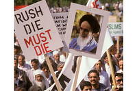 A Londres, le 27 mai 1989, une manifestation contre Salman Rushdie rassemble pres de 20 000 personnes dans la cite de Westminster, a proximite du Parlement britannique. La fatwa a ete enoncee par l'ayatollah Khomeyni le 14 fevrier precedent.
