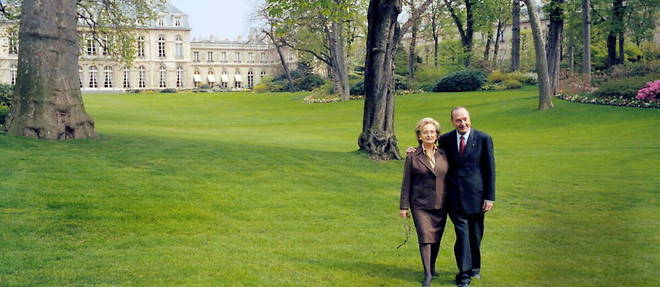 En campagne pour sa reelection, Jacques Chirac pose avec Bernadette dans le jardin de l'Elysee, en avril 2002.
