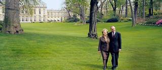 En campagne pour sa réélection, Jacques Chirac pose avec Bernadette dans le jardin de l'Élysée, en avril 2002.
