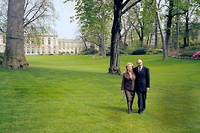 En campagne pour sa reelection, Jacques Chirac pose avec Bernadette dans le jardin de l'Elysee, en avril 2002.
