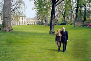 En campagne pour sa réélection, Jacques Chirac pose avec Bernadette dans le jardin de l'Élysée, en avril 2002.
