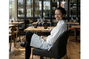 Quand elle ne marche pas dans Paris, Alessandra Montagne s'active aux fourneaux de son restaurant Nosso dans le 13 e  arrondissement.
