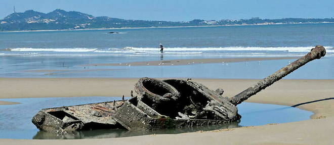 Epave de char sur une plage de Taiwan face aux cotes chinoises.  
