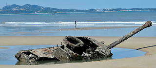 Épave de char sur une plage de Taïwan face aux côtes chinoises.  

