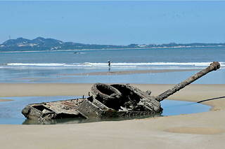 Épave de char sur une plage de Taïwan face aux côtes chinoises.  
