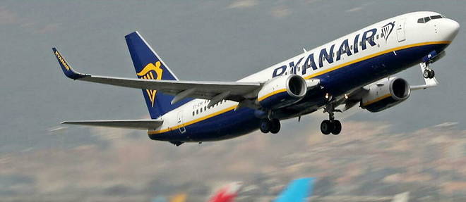 Un Boeing 737 de la compagnie low cost irlandaise Ryanair decolle de l'aeroport de Barcelone, le 28 mars 2022.
