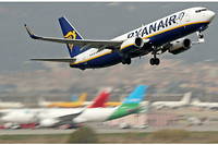 Un Boeing 737 de la compagnie low cost irlandaise Ryanair décolle de l'aéroport de Barcelone, le 28 mars 2022.
