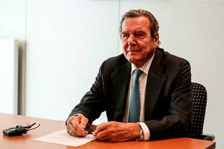 L'ex-chancelier allemand Gerhard Schröder, devenu figure encombrante en raison de ses liens avec Vladimir Poutine, a lancé des poursuites judiciaires contre la chambre des députés de son pays, qui l'a privé d'une partie de ses avantages.
