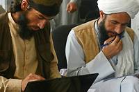 Afghanistan: kalach au vestiaire et cahier ouvert, des talibans reprennent les &eacute;tudes