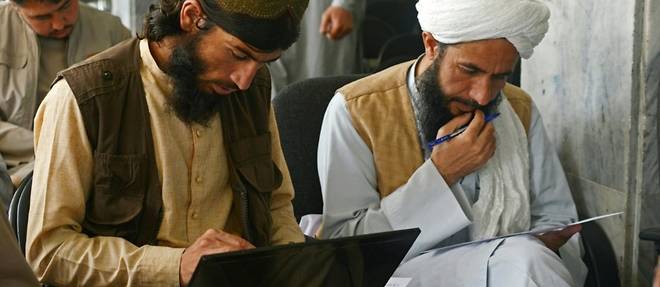Afghanistan: kalach au vestiaire et cahier ouvert, des talibans reprennent les etudes