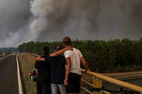 Devant les incendies de forêt près de Hostens, le 10 août.  
