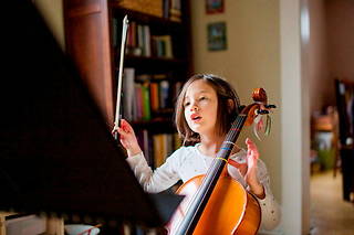  D’abord, un éveil musical. Ensuite, l’apprentissage d’un instrument, recommandent les neuroscientifiques.   ©Cavan Images