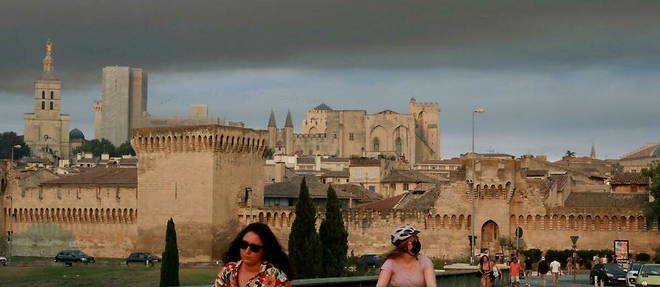 Avignon sous un nuage de fumee noire lors de l'incendie dans le massif de la Montagnette, en juillet 2022.
