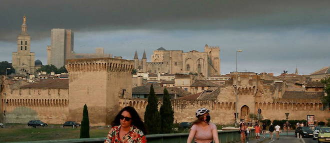 Avignon sous un nuage de fumée noire lors de l'incendie dans le massif de la Montagnette, en juillet 2022.
