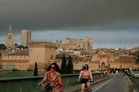 Avignon sous un nuage de fumee noire lors de l'incendie dans le massif de la Montagnette, en juillet 2022.
