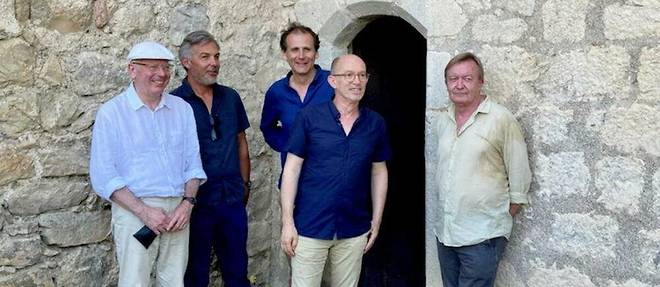 De gauche à droite, à Lagrasse, Yves Ravey, Tanguy Viel, Thomas Simonnet, Laurent Mauvignier, Jean Echenoz, le 11 août 2022
