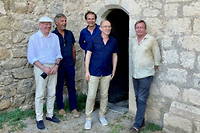 De gauche a droite, a Lagrasse, Yves Ravey, Tanguy Viel, Thomas Simonnet, Laurent Mauvignier, Jean Echenoz, le 11 aout 2022
