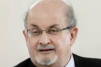 Salman Rushdie est sur &laquo;&nbsp;la voie du r&eacute;tablissement&nbsp;&raquo;, sa famille &laquo;&nbsp;soulag&eacute;e&nbsp;&raquo;