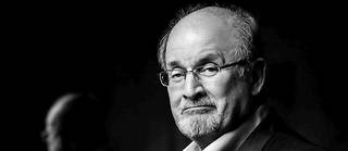 Salman Rushdie a été agressé pendant une conférence.
