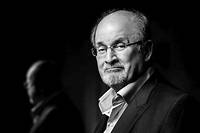 Salman Rushdie a ete agresse pendant une conference.
