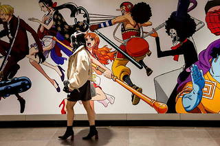 Dans le métro de Tokyo, décoré avec les personnages de  One Piece , à l'occasion de la sortie d'un épisode du manga.  
