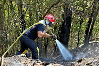 En Aveyron, un violent incendie est toujours en cours. La baisse des temperatures et l'arrivee de la pluie pourraient jouer en faveur des pompiers.
